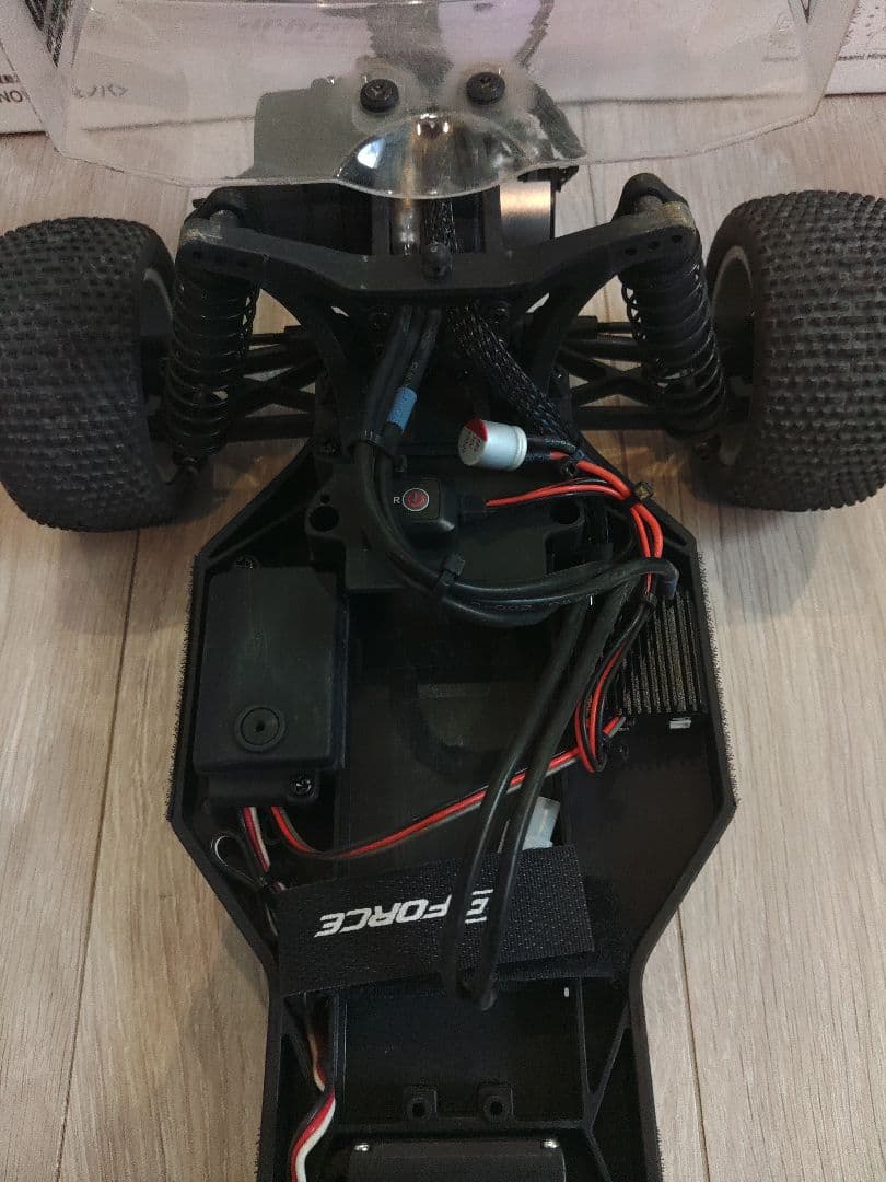 GENOVA 1/10スケール電動RCカー