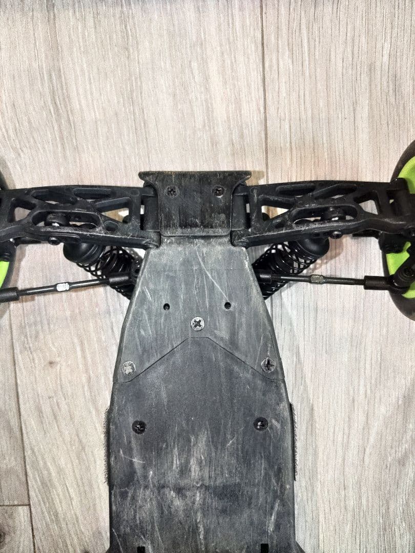 GENOVA 1/10スケール電動RCカー