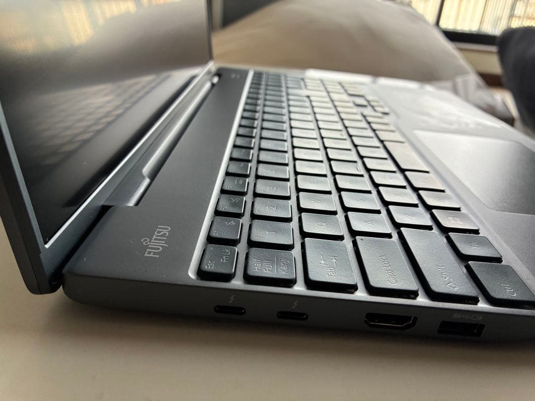 富士通 ノートパソコン グレー