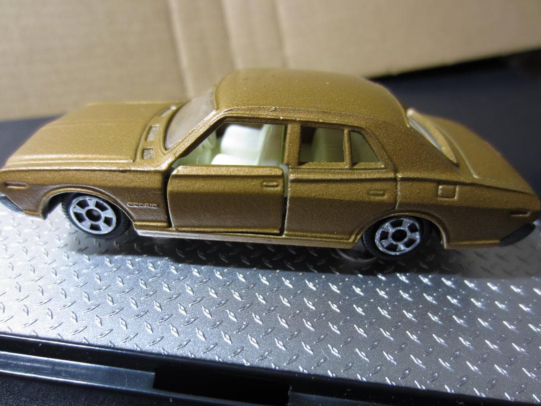 【香港tomica】／230型日産セドリック4ドアセダンゴールドメタ／黒箱トミカ
