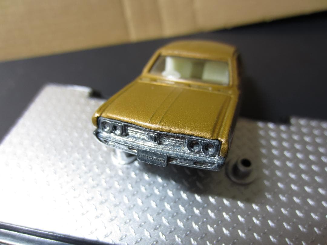 【香港tomica】／230型日産セドリック4ドアセダンゴールドメタ／黒箱トミカ