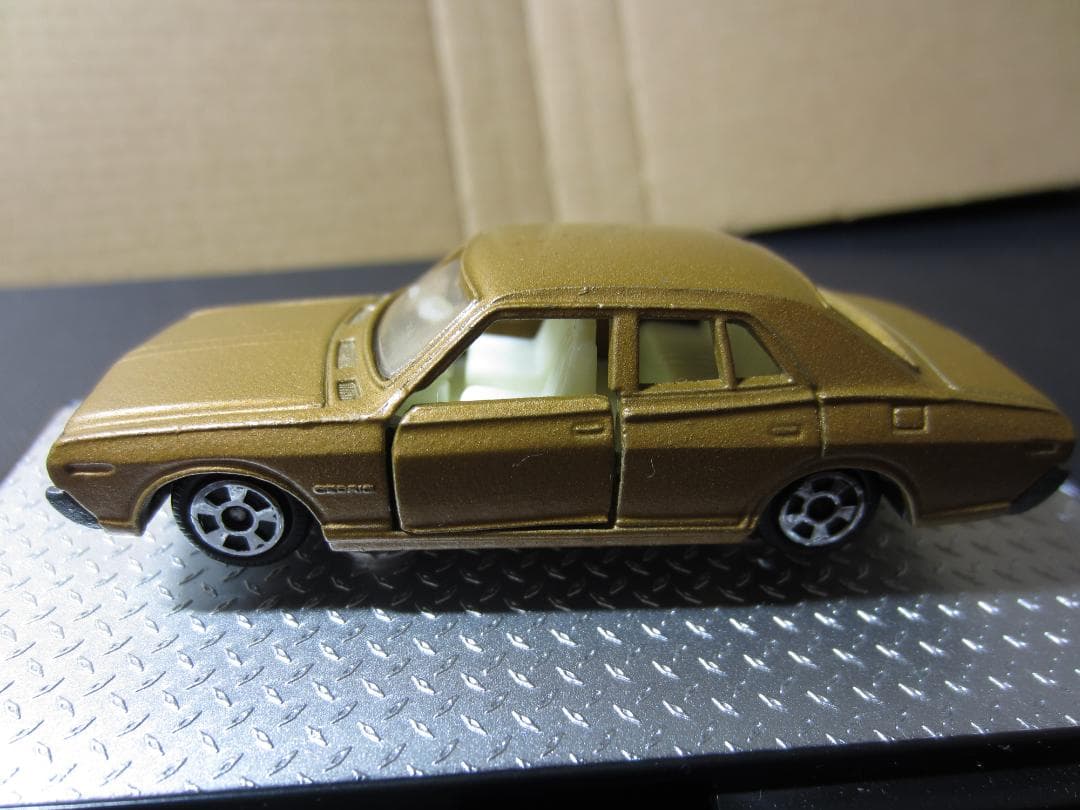 【香港tomica】／230型日産セドリック4ドアセダンゴールドメタ／黒箱トミカ