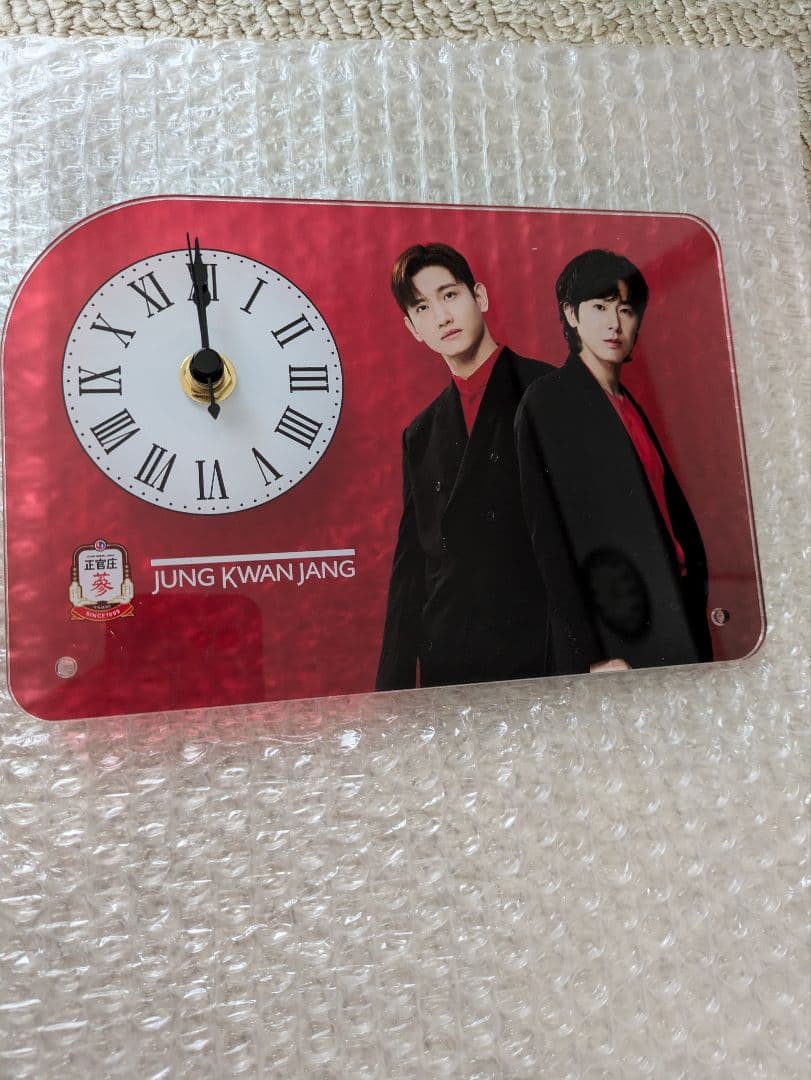 東方神起正官庄ザクロホンサム懸賞当選品卓上時計＋ZONEクリアカード、缶バッジ