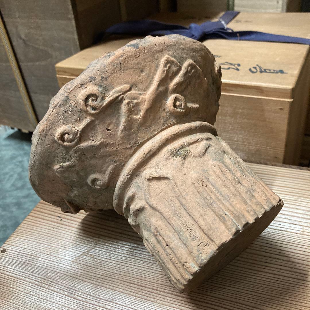 火焔形土器　勾玉装飾