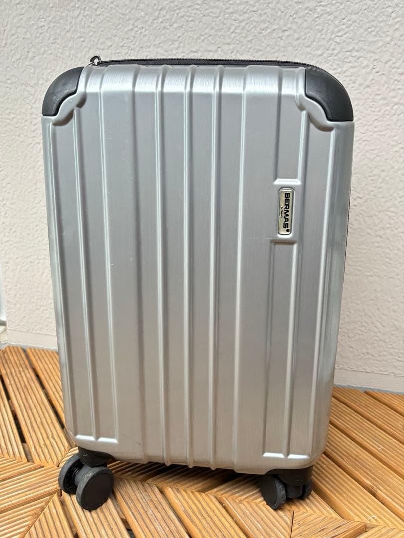 BERMAS（バーマス）のシルバーキャリーバッグです。