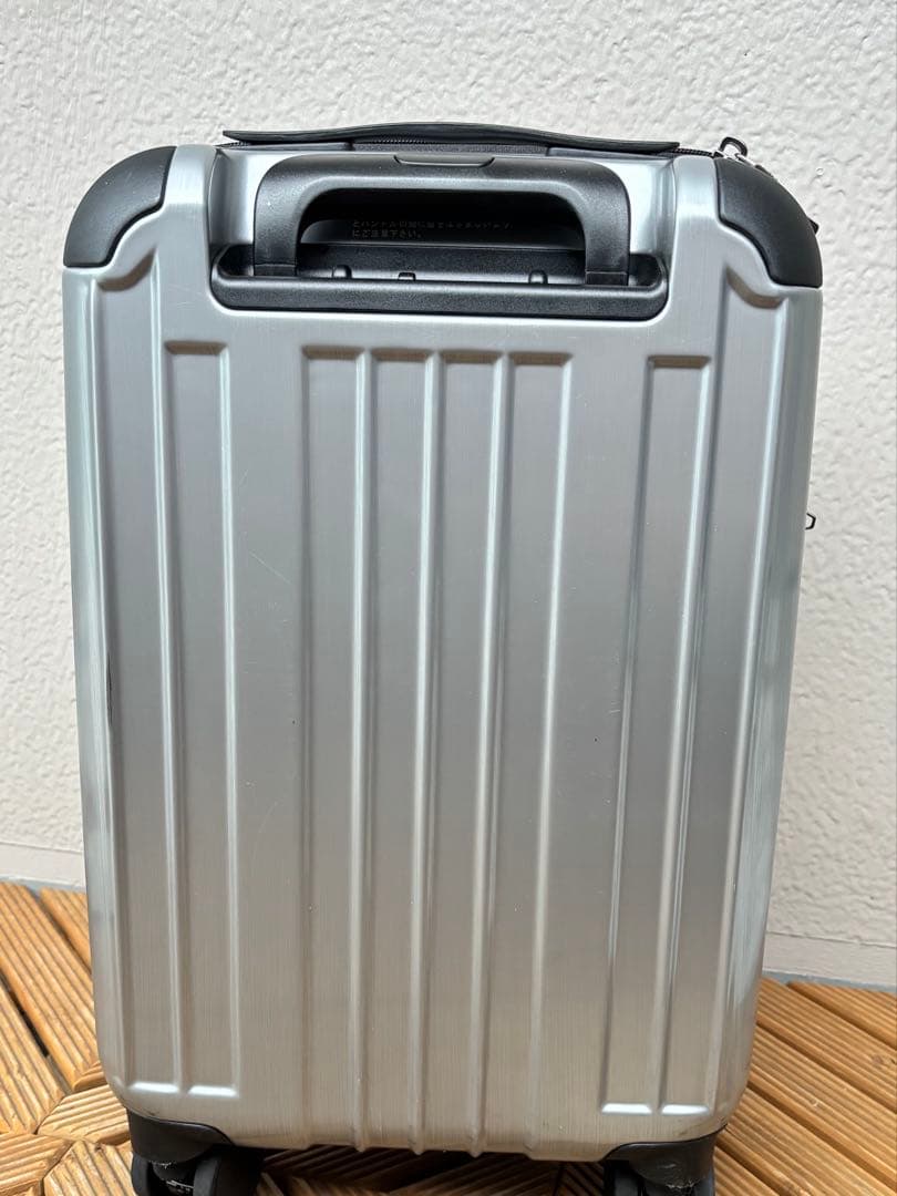 BERMAS（バーマス）のシルバーキャリーバッグです。