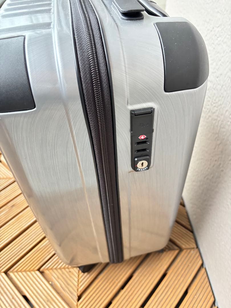 BERMAS（バーマス）のシルバーキャリーバッグです。