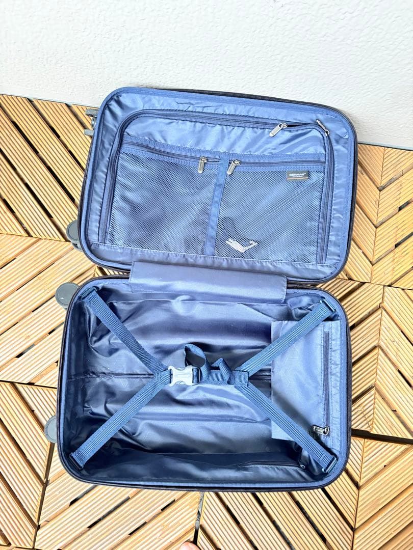 BERMAS（バーマス）のシルバーキャリーバッグです。