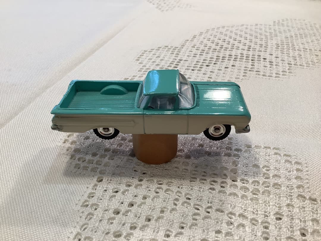 美品激レア　DINKY TOYS シボレー　エルカミーノ白シート ミニカー