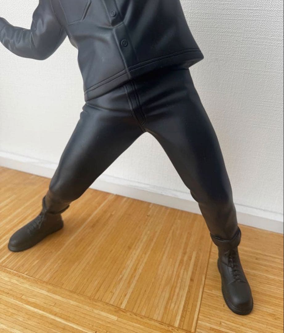 メディコムトイ　フラワーボンバー　バンクシー風ストリートアートフィギュア