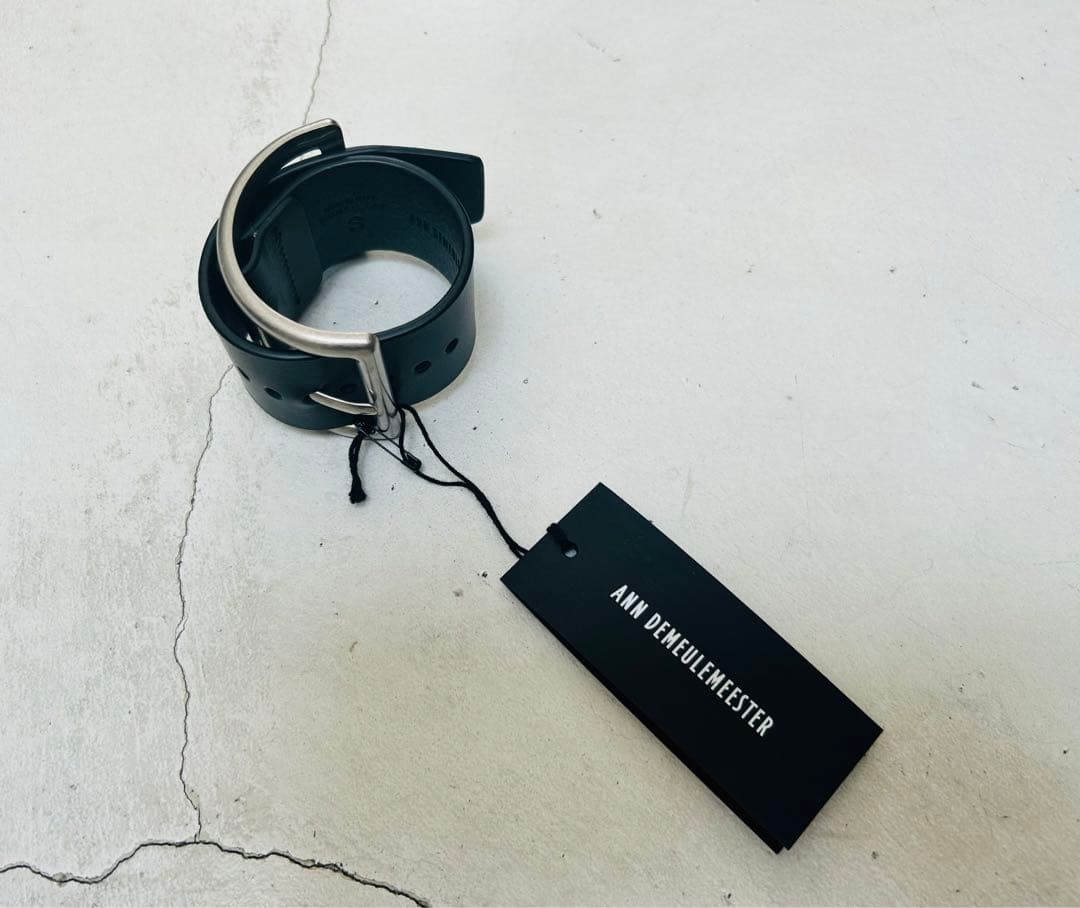 アン・ドゥムルメステール ブラック レザー　スクエア ブレスレット