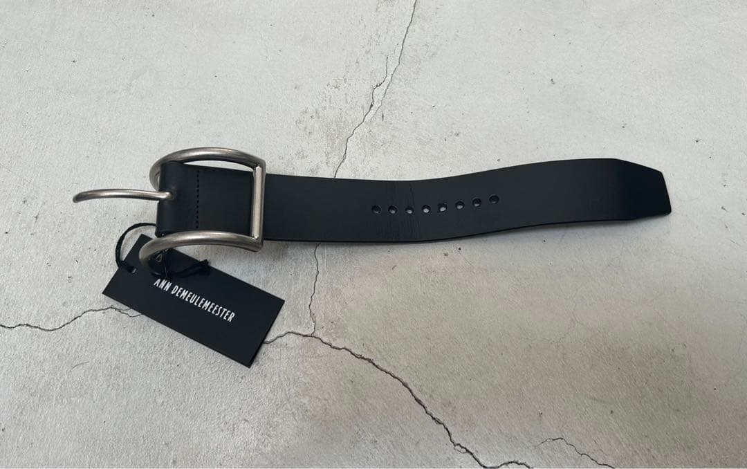 アン・ドゥムルメステール ブラック レザー　スクエア ブレスレット