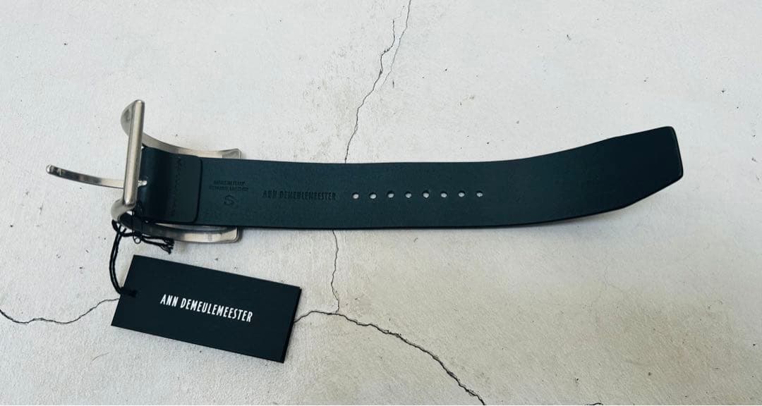 アン・ドゥムルメステール ブラック レザー　スクエア ブレスレット