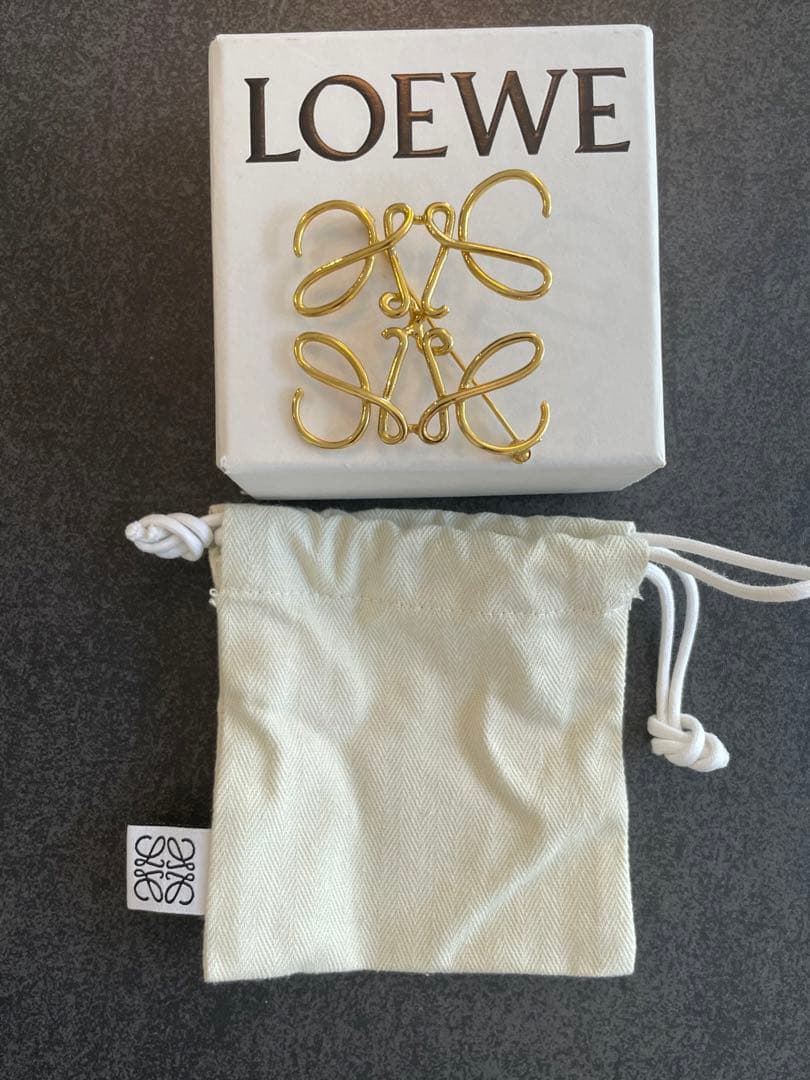 【美品】LOEWE アナグラム　ブローチ　ゴールド
