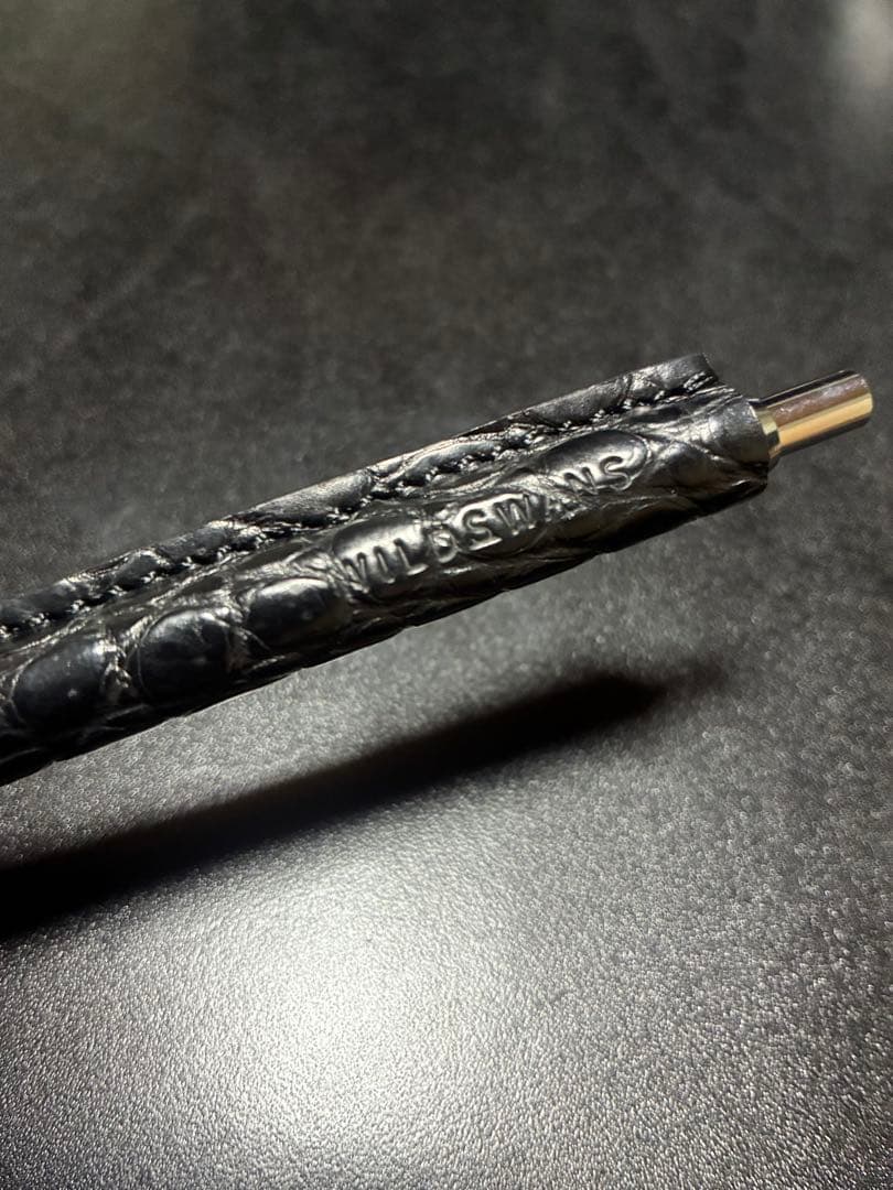 ワイルドスワンズ ボールペン　ペンスタンド　ベイカーオークバークポロサス