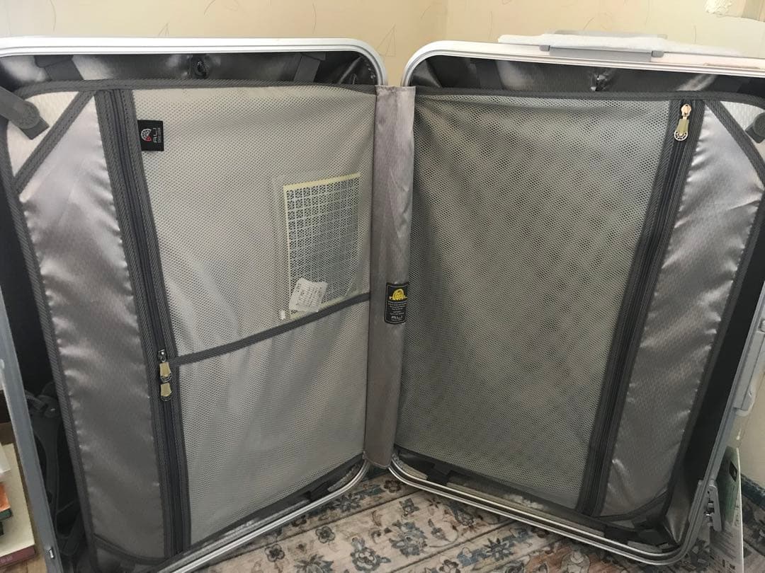 未使用スーツケース ハードキャリー 90L ホワイトカーボン TSAロック