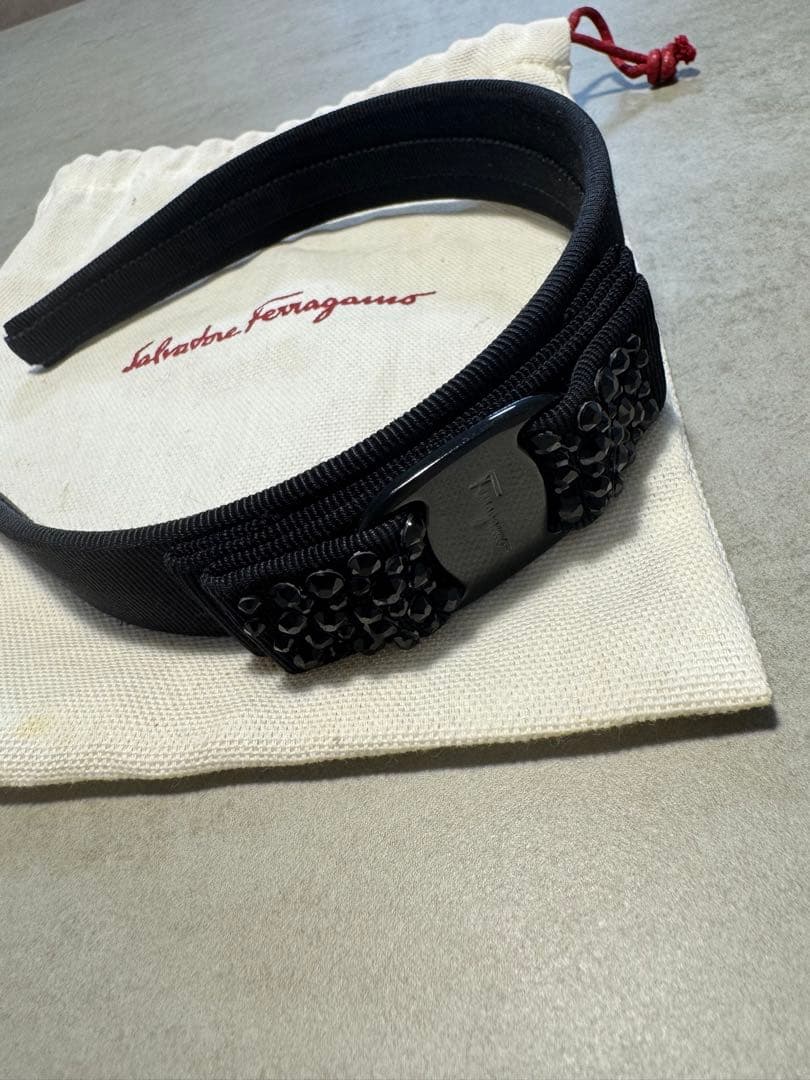 フェラガモ　ブラッククリスタル　カチューシャ