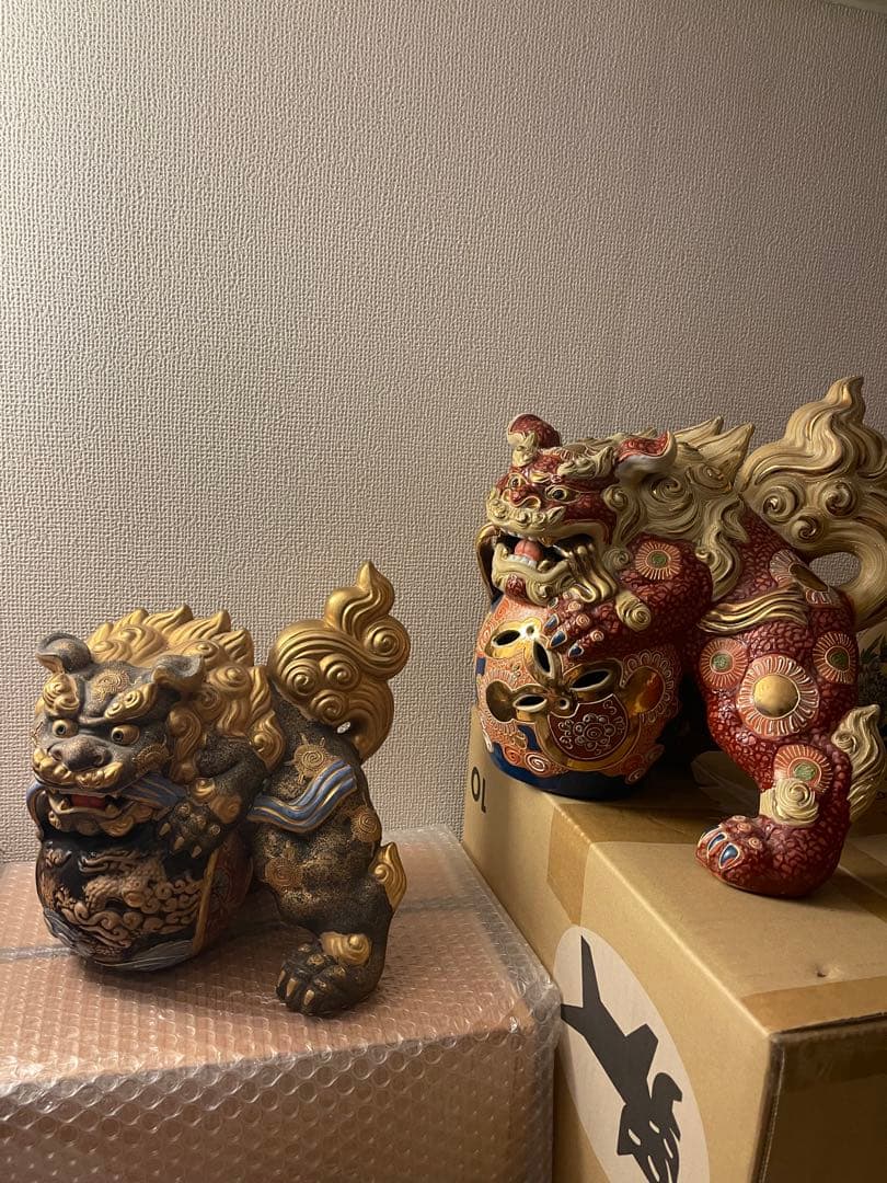 九谷焼の獅子（2体セット）です色絵が美しく飾り物やコレクションとしておすすめです
