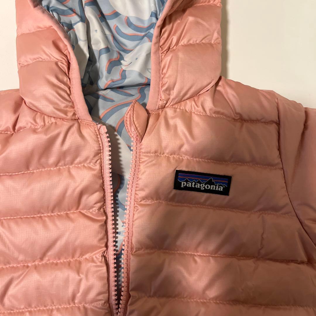 パタゴニア　ベビー　リバーシブルダウンセーターフーディ水色　くじら