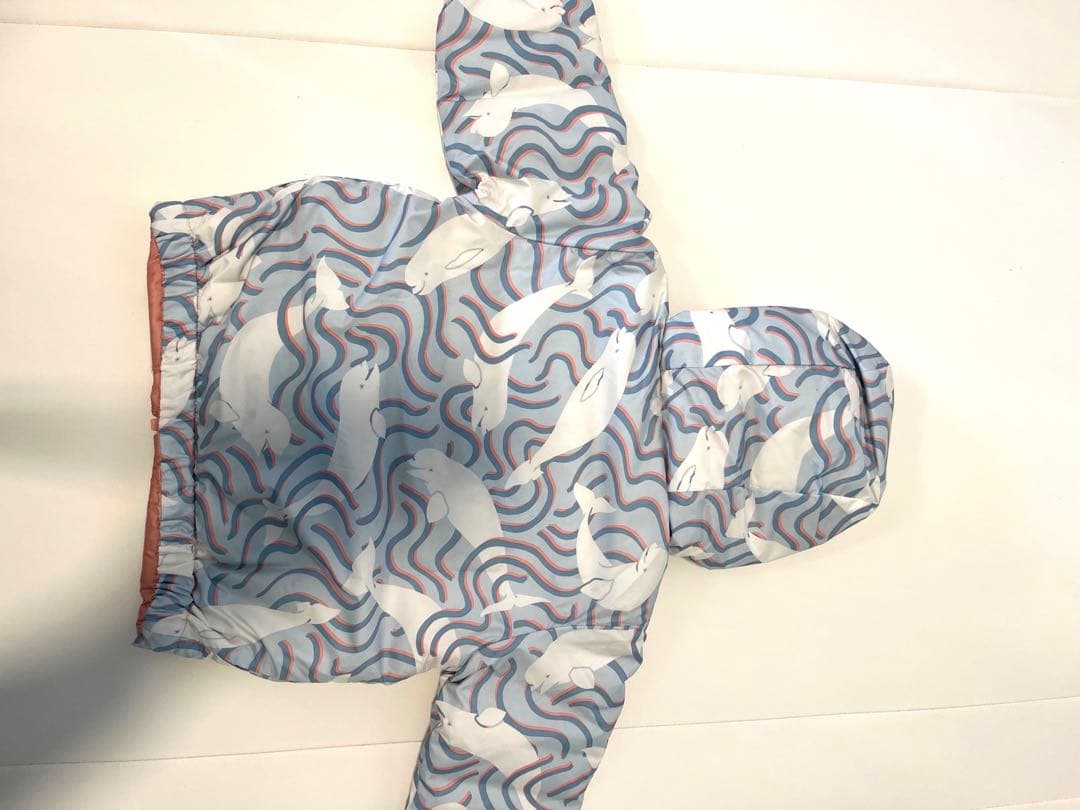 パタゴニア　ベビー　リバーシブルダウンセーターフーディ水色　くじら