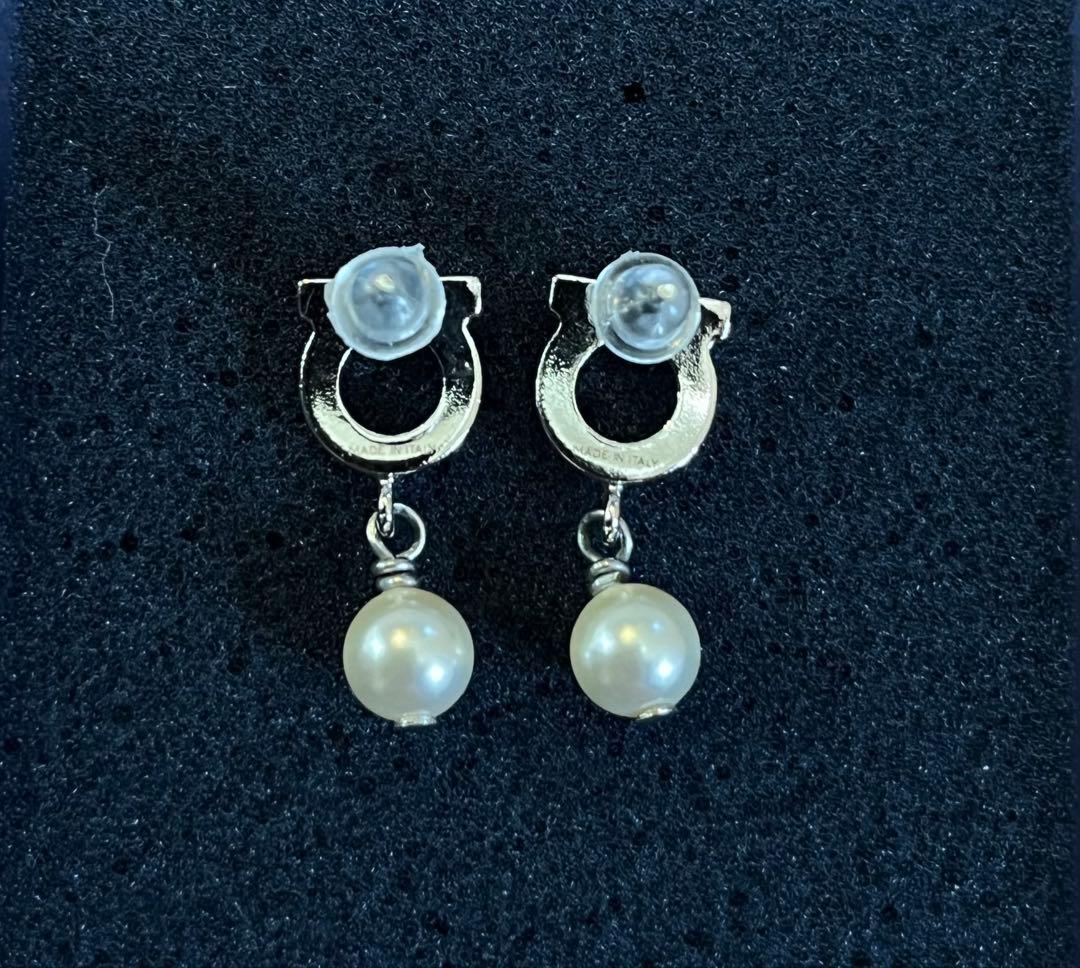 フェラガモ　ガンチーニ　パール ドロップピアス