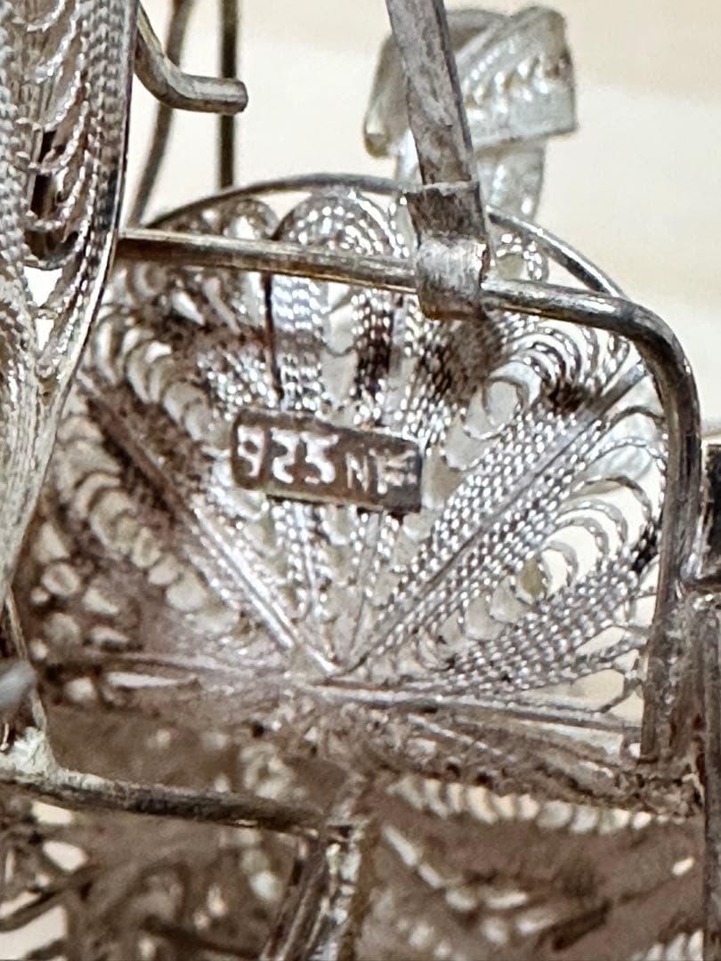 銀細工　孔雀プローチと銀細工置物