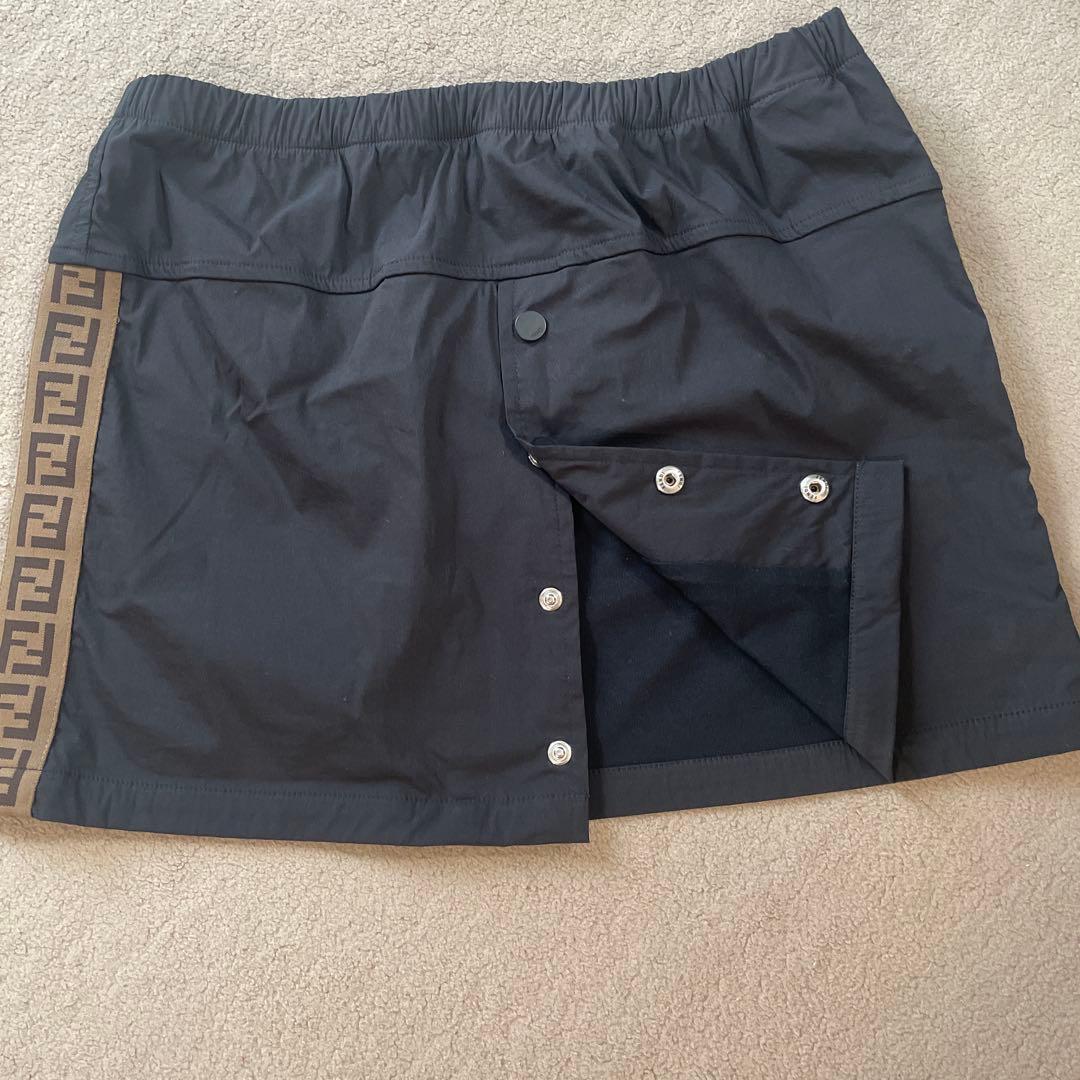 Fendi ロゴテープ付き黒スカート