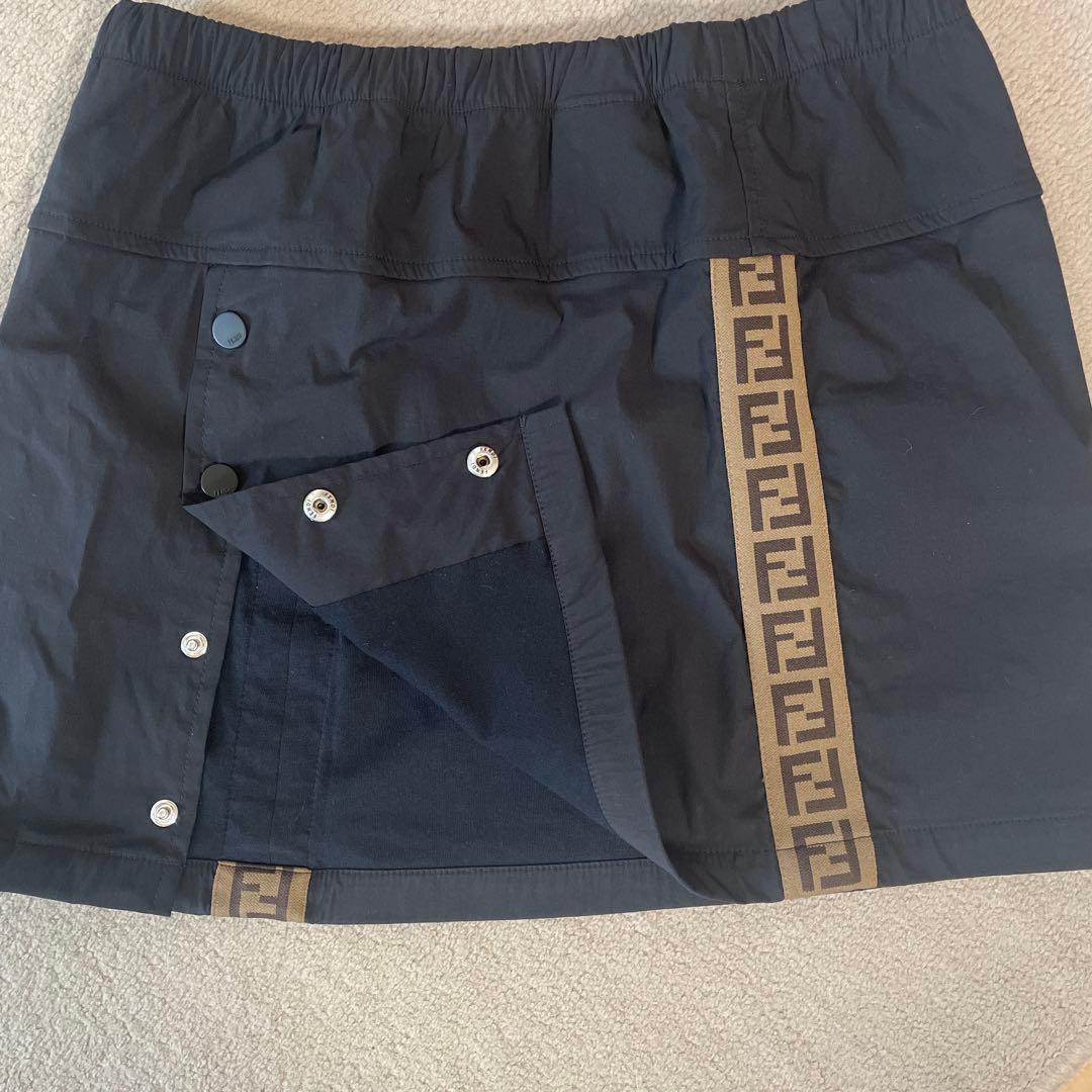 Fendi ロゴテープ付き黒スカート