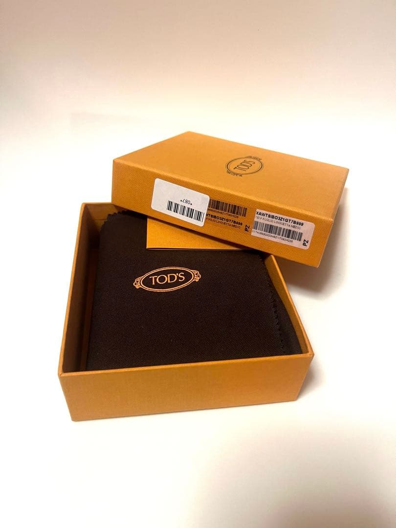 TOD'S 黒 レザー 二つ折り財布 箱付き