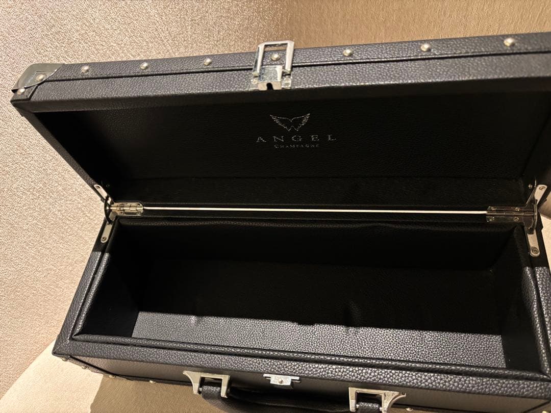 ANGEL シャンパン 黒いボトルとケース付き