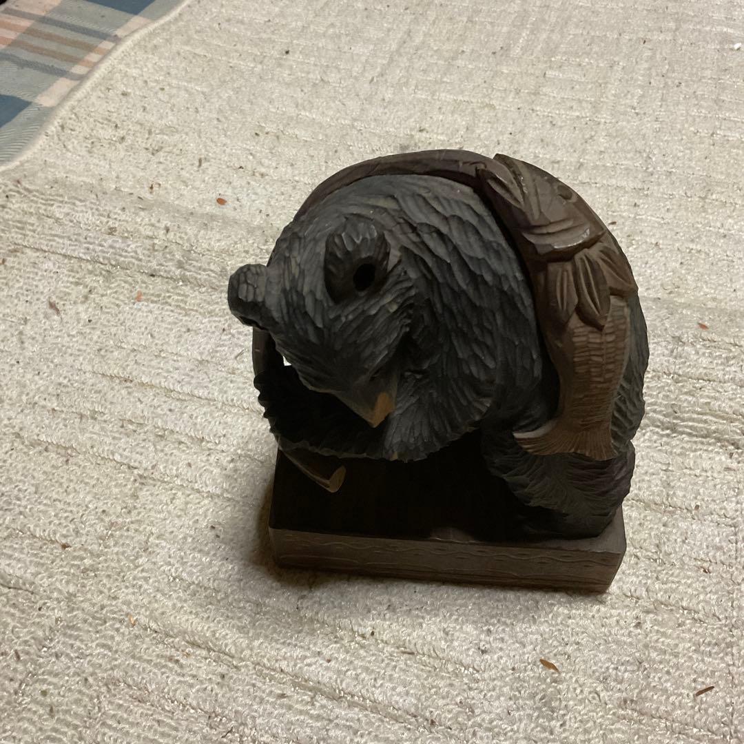 昭和24年製作、熊の木彫り背負い鮭。【北海道　登別温泉】【鼻欠け】。