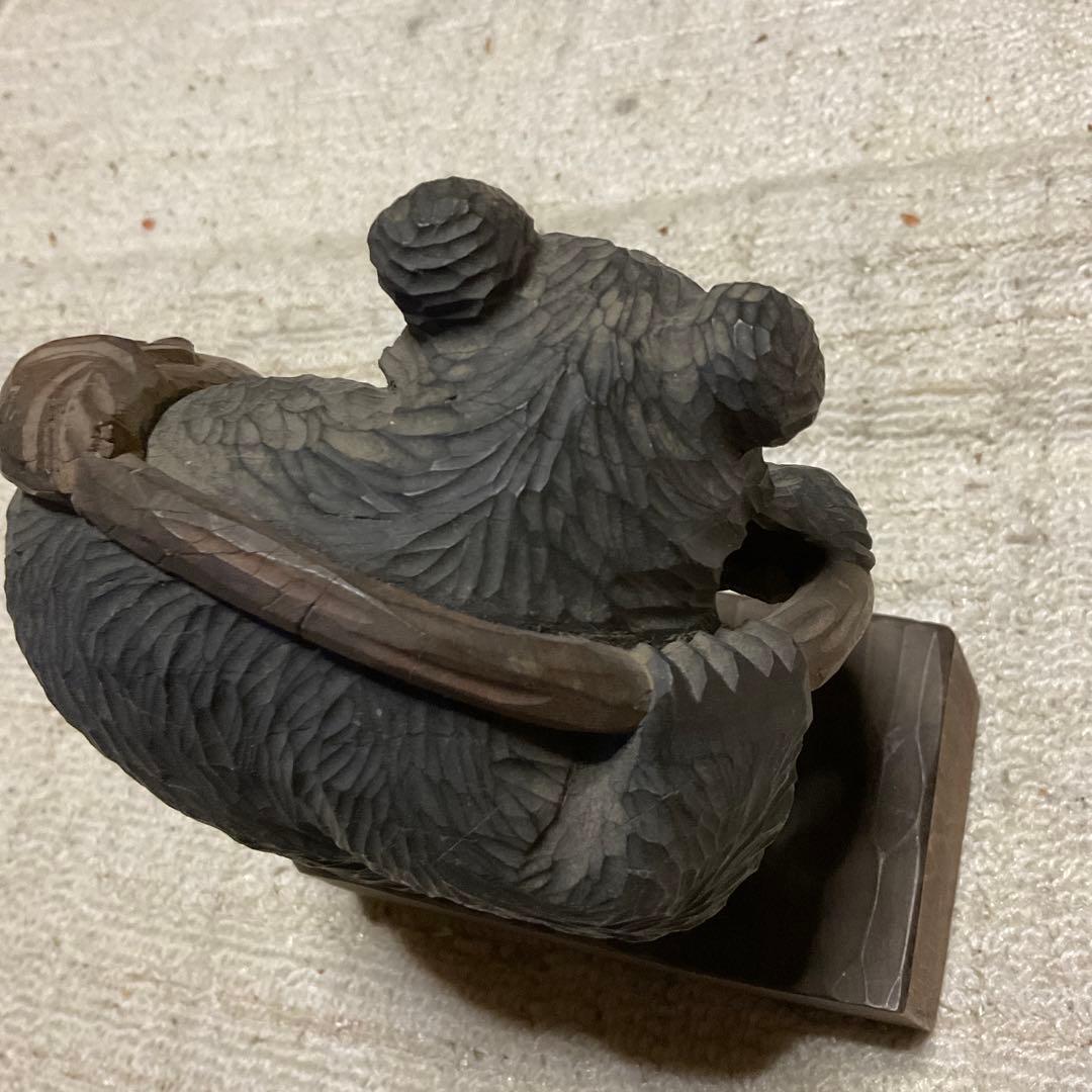 昭和24年製作、熊の木彫り背負い鮭。【北海道　登別温泉】【鼻欠け】。