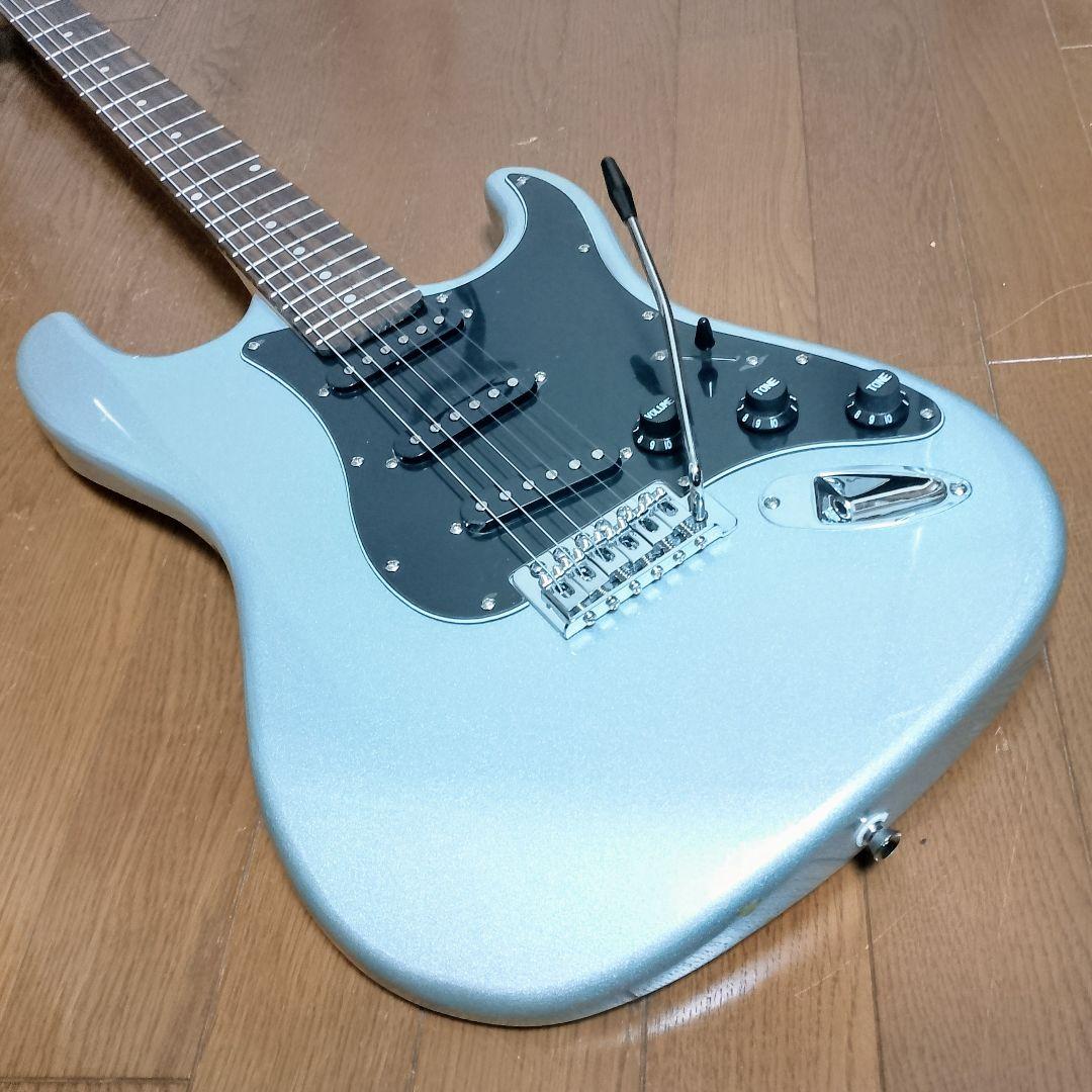 Mavis　ストラトキャスタータイプ　エレキギター　メタリックシルバー