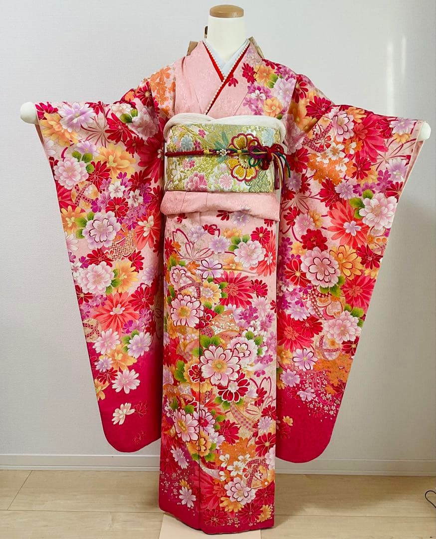 振袖　ピンク系　淡いピンク　銀通し　刺繍　牡丹　桜　リボン　鞠柄　正絹