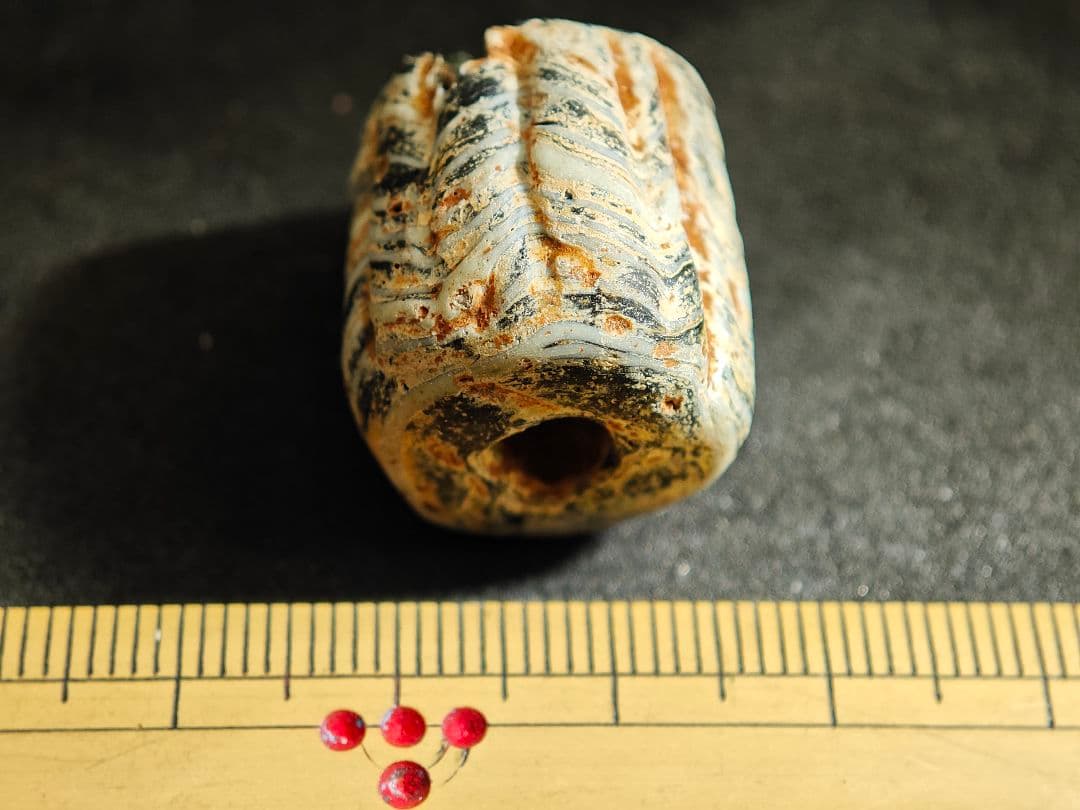 発掘ビーズ 千年前のイスラム玉 存在感大（2025081504）