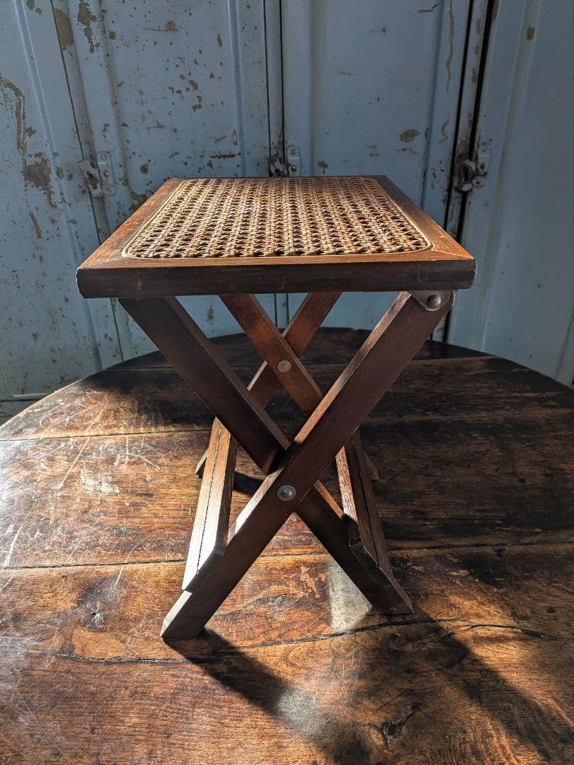 折りたたみ椅子　折りたたみスツール　飾り台　サイドテーブル　木製　レトロ　籐製