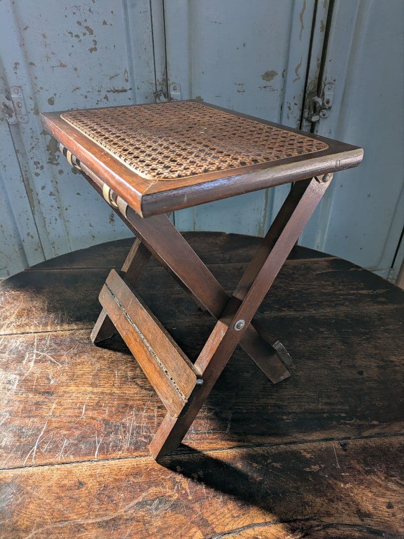 折りたたみ椅子　折りたたみスツール　飾り台　サイドテーブル　木製　レトロ　籐製