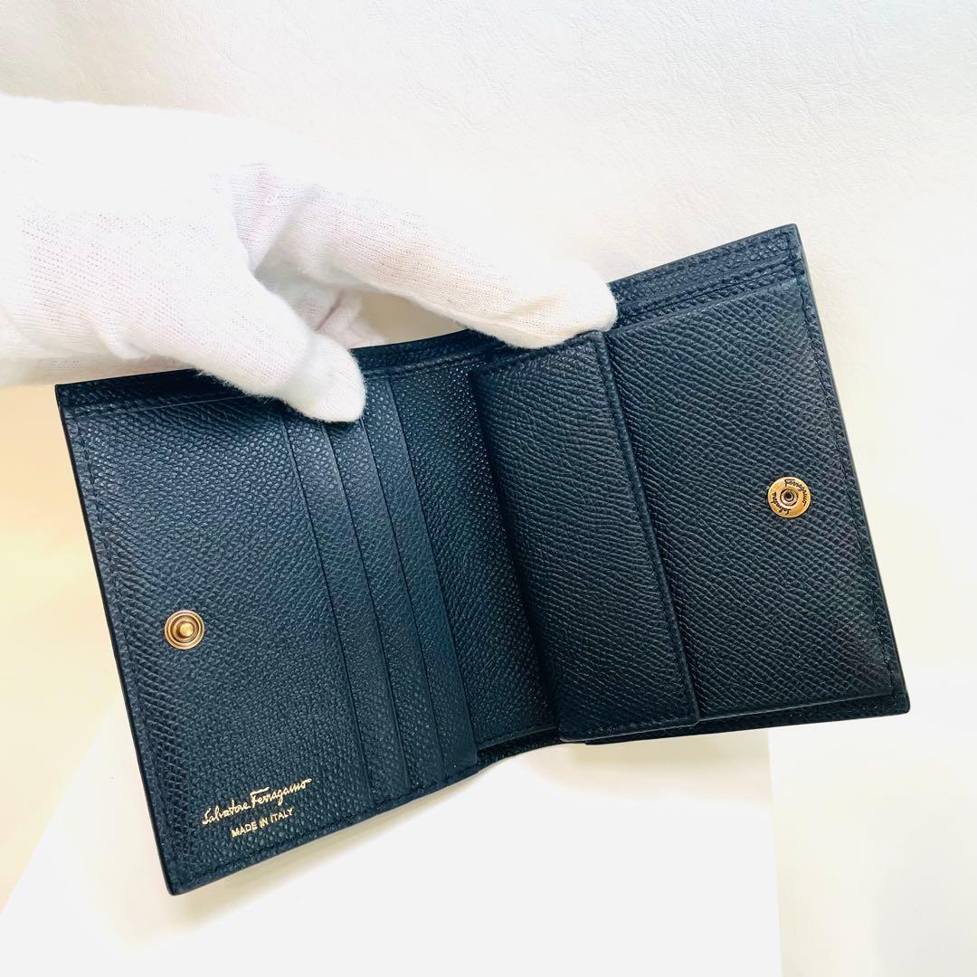 未使用　極美品　フェラガモ　折り財布　二つ折り財布　ガンチーニ　黒　ゴールド　革