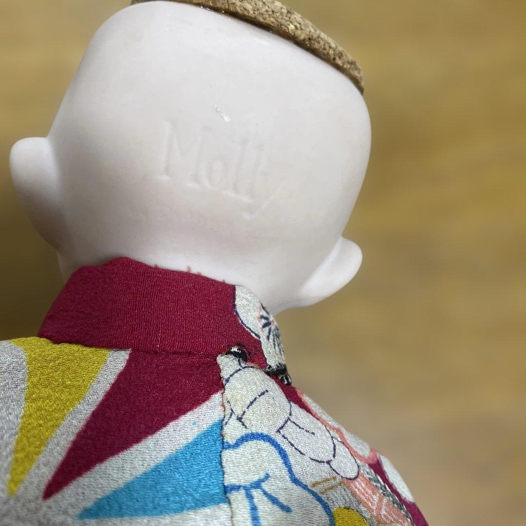 カラフルな花柄着物の陶器人形