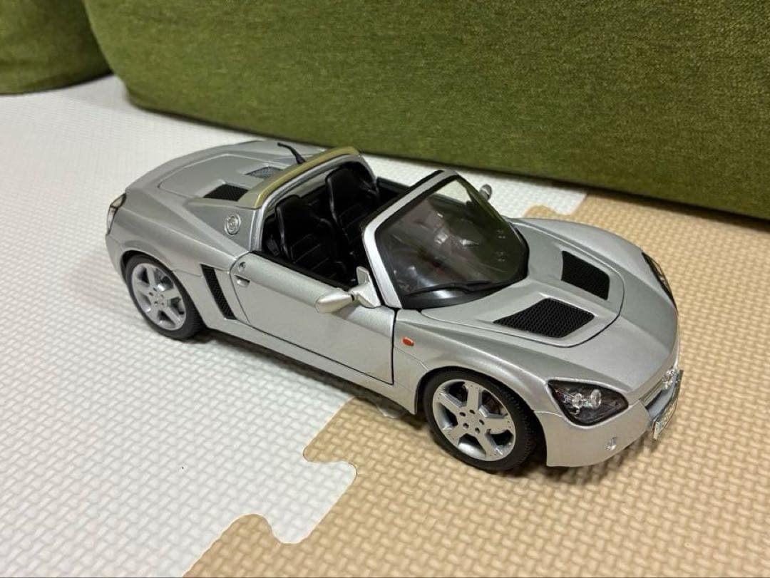 オペル スピードスター 1/18 スケールモデル