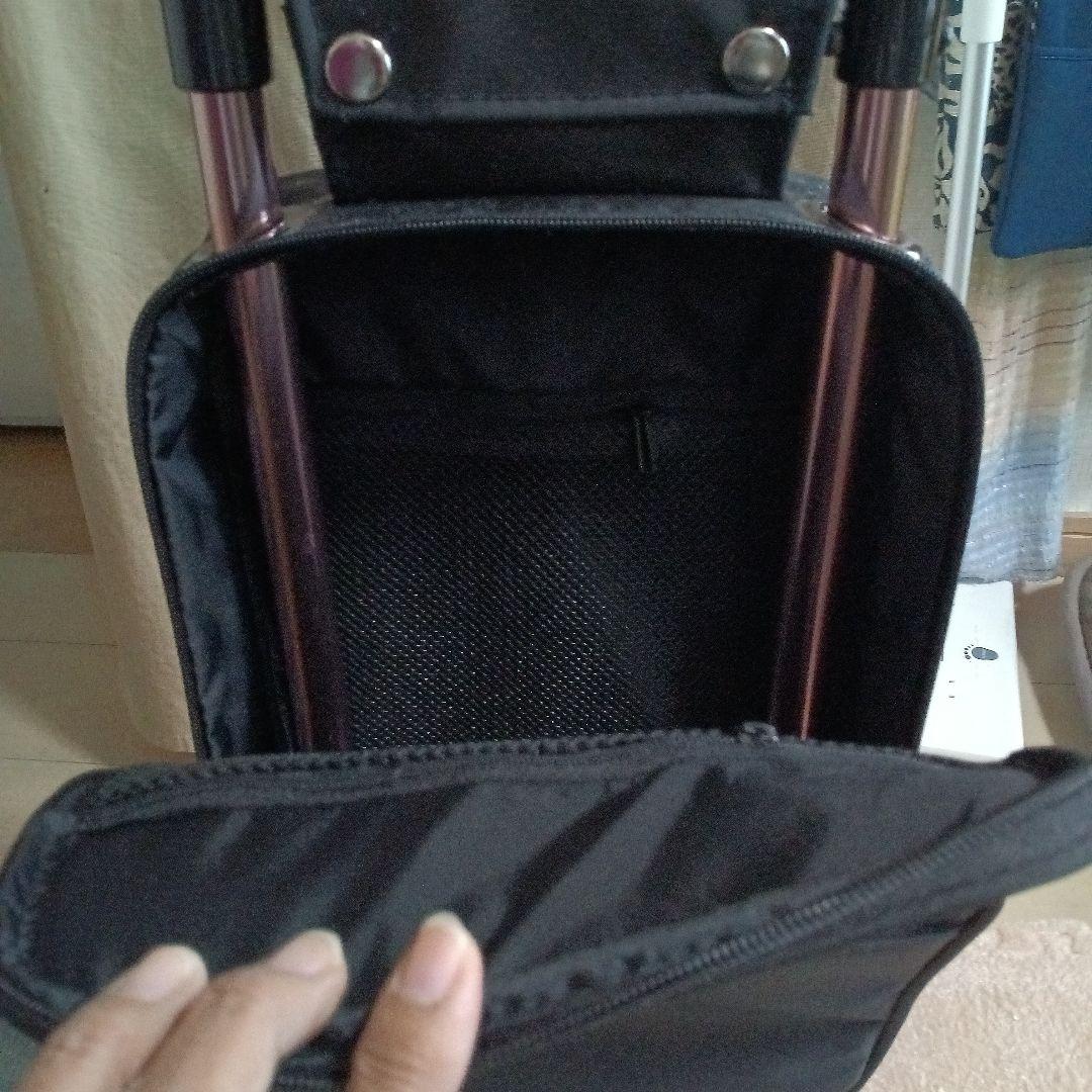 黒いナイロン製キャリーカート 杖代わりに利用