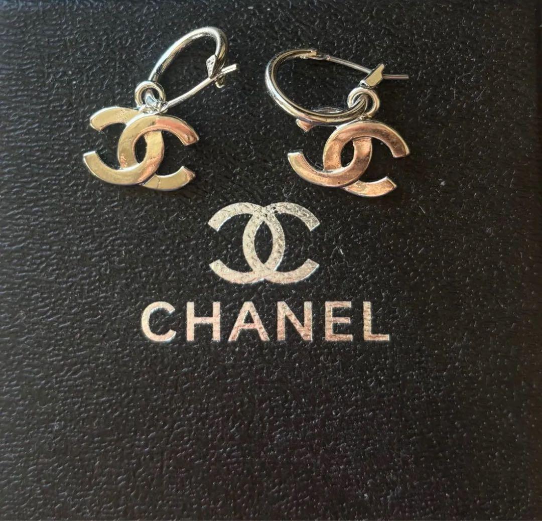 CHANEL シルバー ロゴ　ピアス