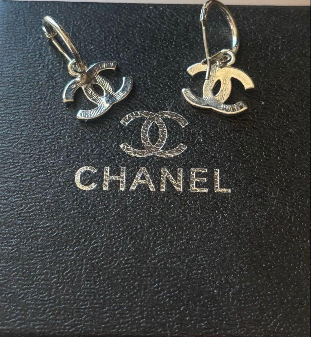 CHANEL シルバー ロゴ　ピアス
