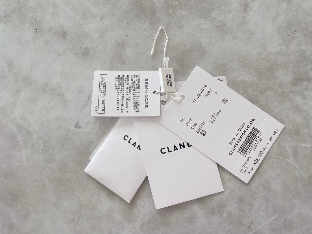 はな　CLANE FEATHER RIBBON NOSLEEVE TOPS