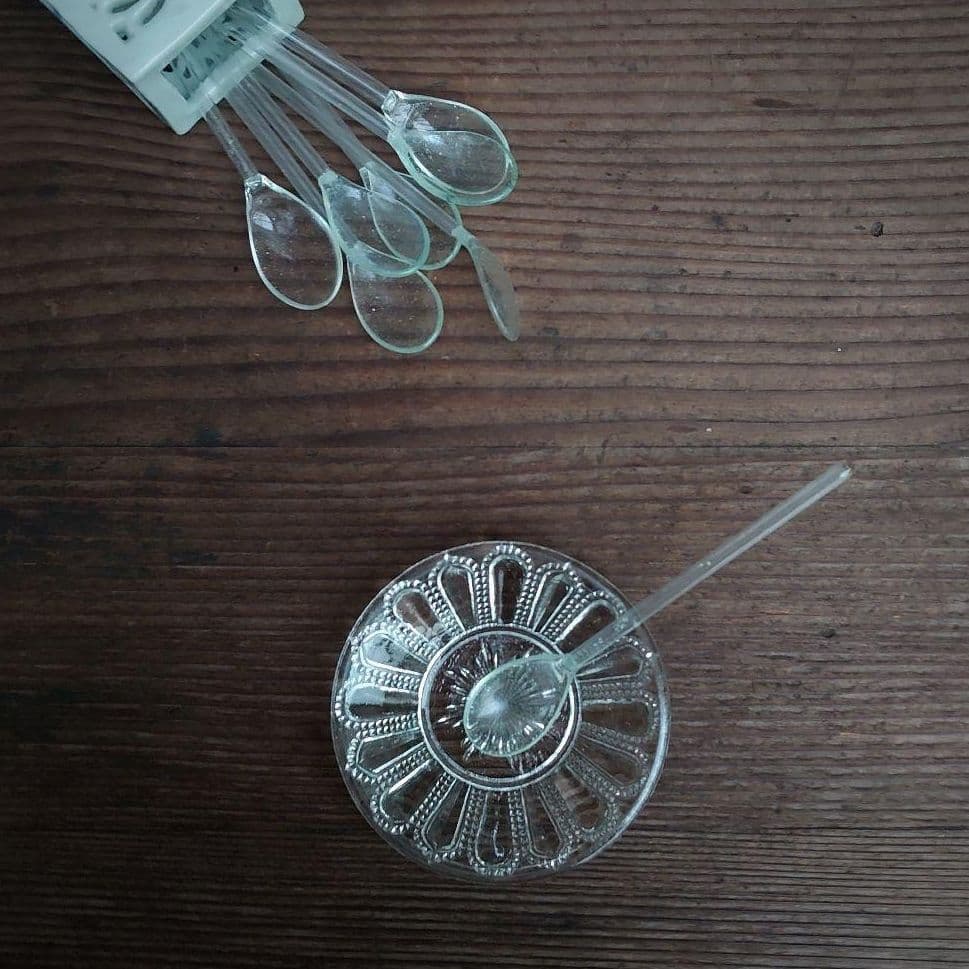 【ご成約】水色 花縁 碗形 氷コップとガラス匙、プレス皿 骨董の器 おまとめ