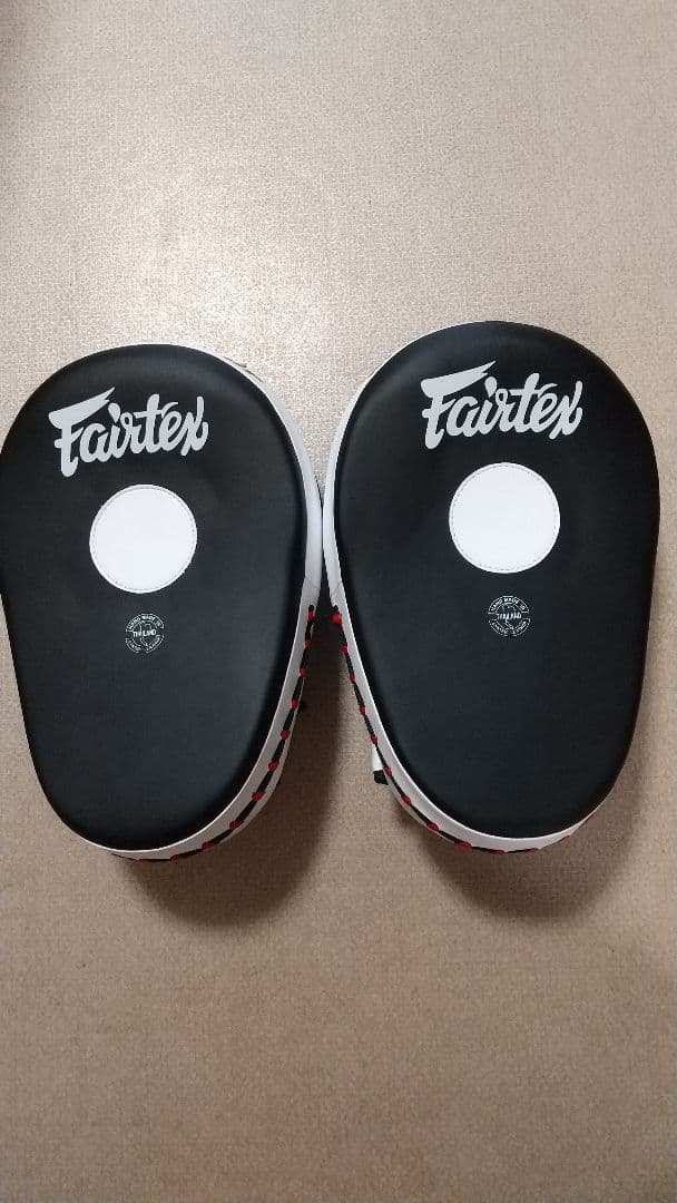 合革製FAIRTEX湾曲パンチングミット FMW-13 黒&白 (新品)