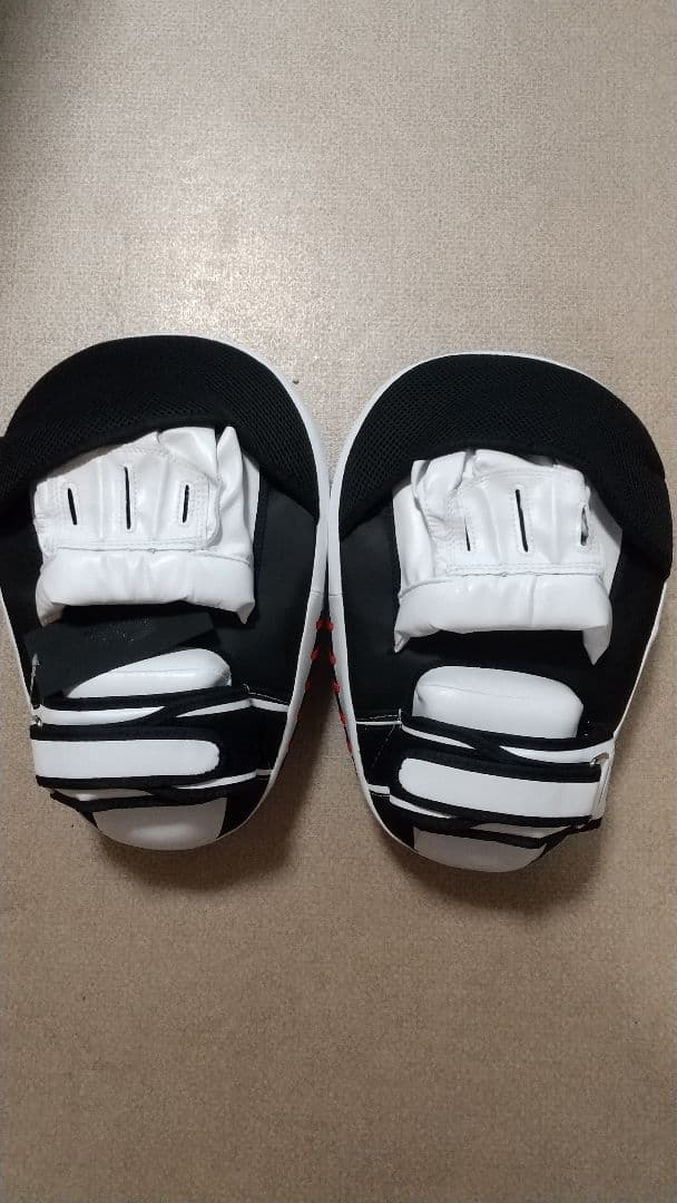 合革製FAIRTEX湾曲パンチングミット FMW-13 黒&白 (新品)