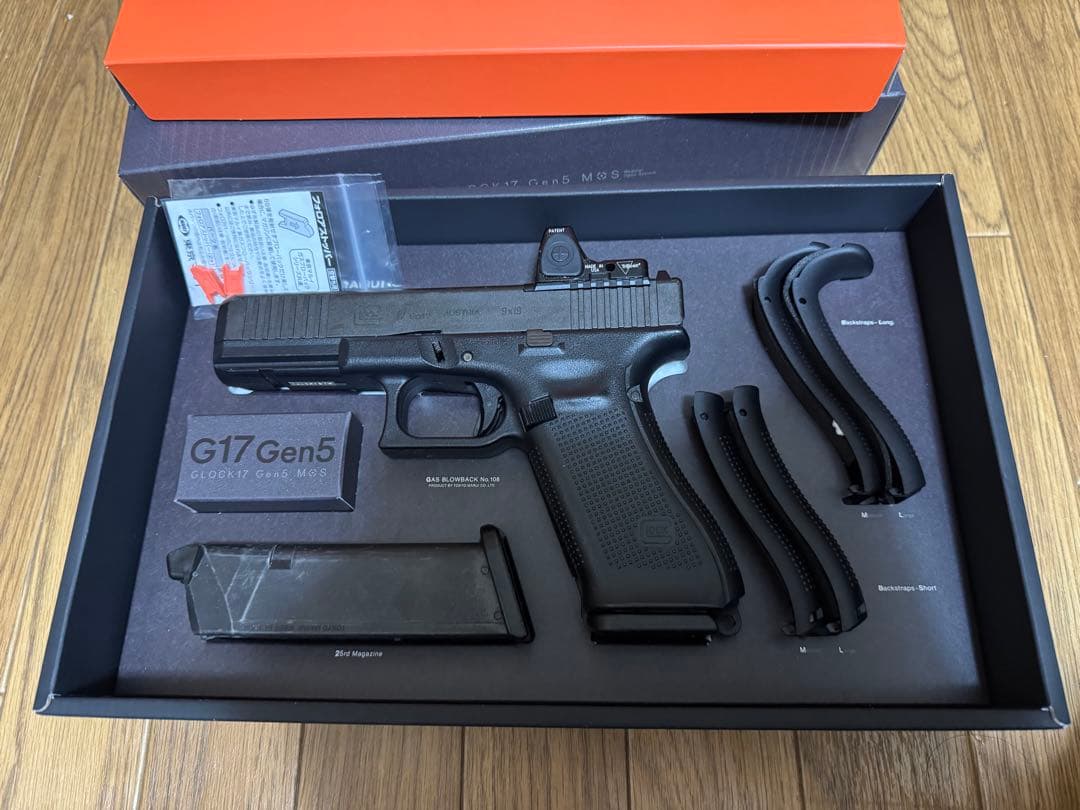【東京マルイ】GLOCK17 Gen5 ガスガン マガジン2本・ドットサイト付き