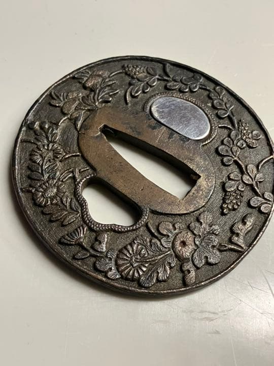 日本刀　鍔　銅　銀象嵌　菊の柄