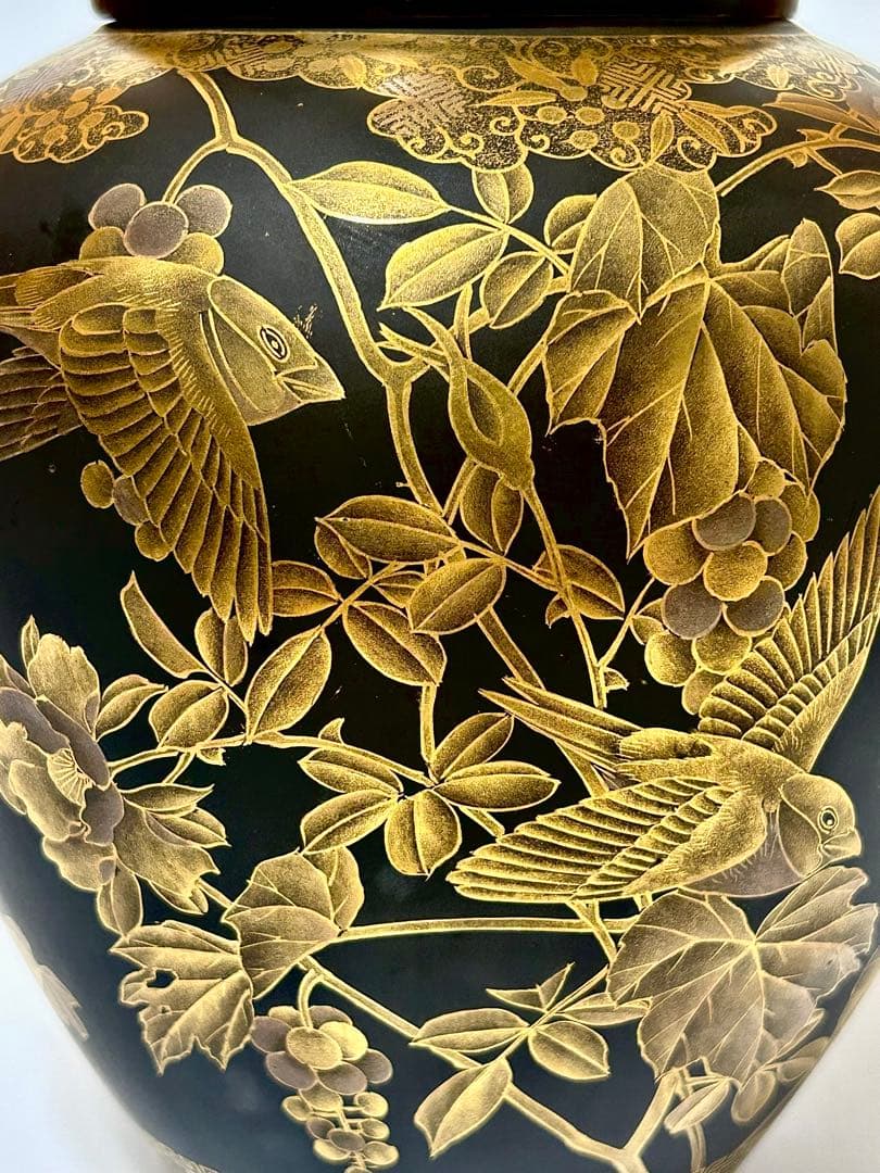川本桝吉 竹内忠兵衛 蒔絵仕立 黒地金彩花鳥文沈香壺 瀬戸焼 名古屋絵付け